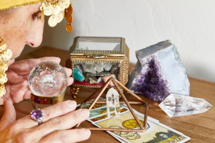 A psychic reader using various methods and tools to conduct online readings